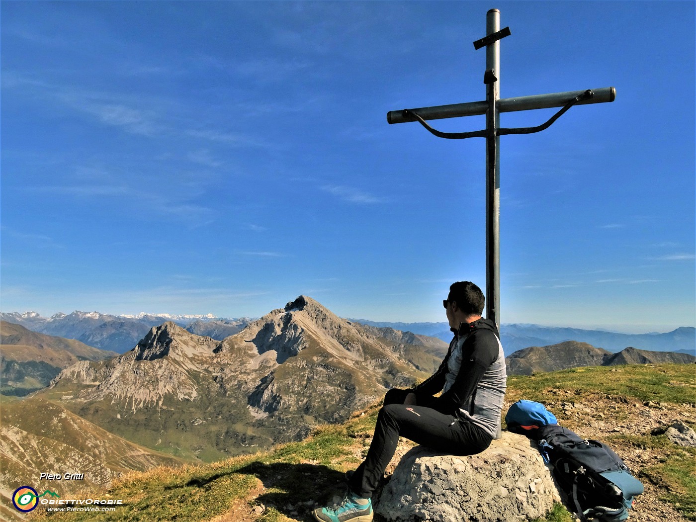 46 Da Cima Menna (2300 m) spettacolare vista su Pizzo Arera (2512 m) e Corna Piana (2302 m).JPG -                                